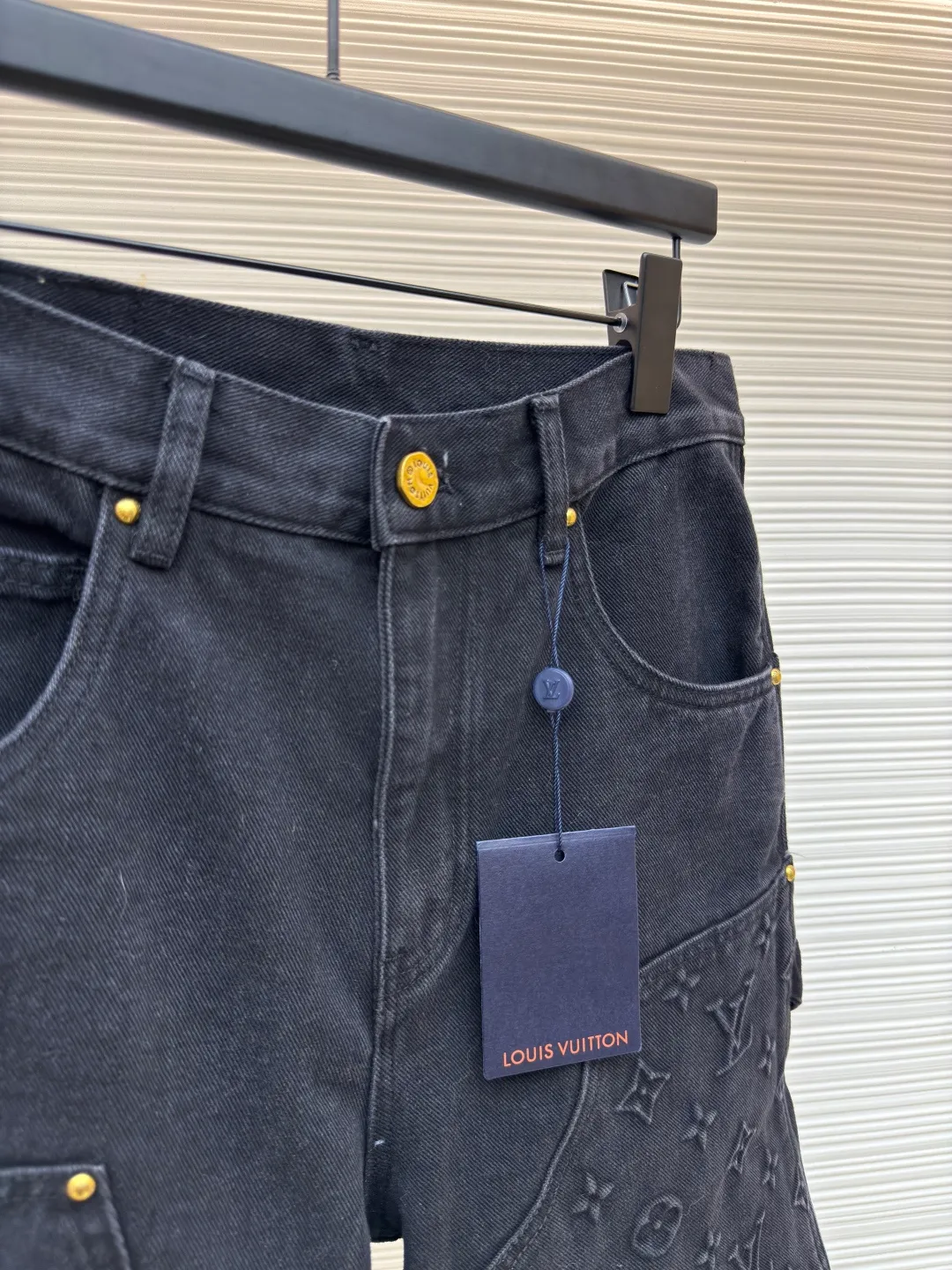 LOUIS VUITTON embossed denim shorts ●Authentic product: purchased and developed by 12339 ●Item number: 1680245-B00 ●Fabric: washed denim ●Technology: distressed washed ●Version: fitted version ●Weight: about 650g ●Size: 30-32-34-36 ●Description: Made of custom-made denim fabric, the fabric is comfortable and soft, skin-friendly and breathable. It adopts Monogram logo embossed elements, slightly distressed light blue wash treatment, original customized hardware, with vv leather label, multiple wash adjustments, and can be matched with many types of clothing to create a fashionable look. The overall wiring is straight and delicate, the fabric is comfortable and soft, and the color is consistent without color difference. It can be matched with the same style to create a fashionable look and control various occasions. Customized accessories, complete with three standards, same style for men and women!